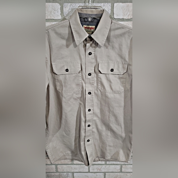 Wrangler Men's Beige Relaxed Fit Long Sleeve Button-Up Shirt - Picture 3 of 5